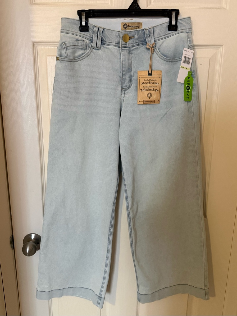 Democracy Light Blue Wide-Leg Crop Jeans Elastic waist band very stretchy jeans